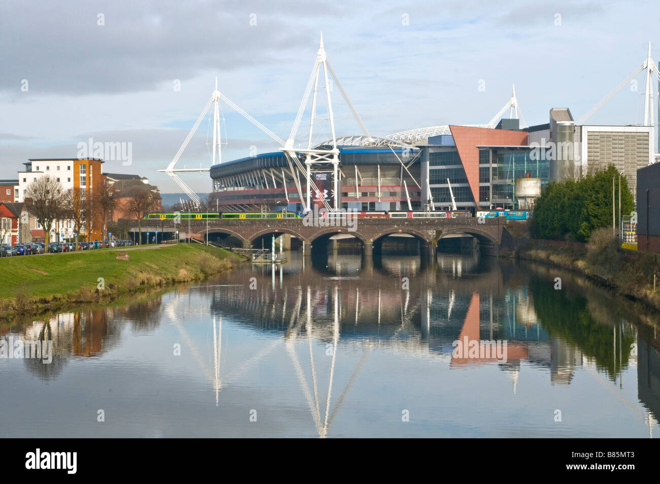 Cardiff Millennium Stadium aus dem Fluss Taff - beachten Sie, dass das Millennium Stadium wissen, bekannt als das Fürstentum Stadion Stockfoto