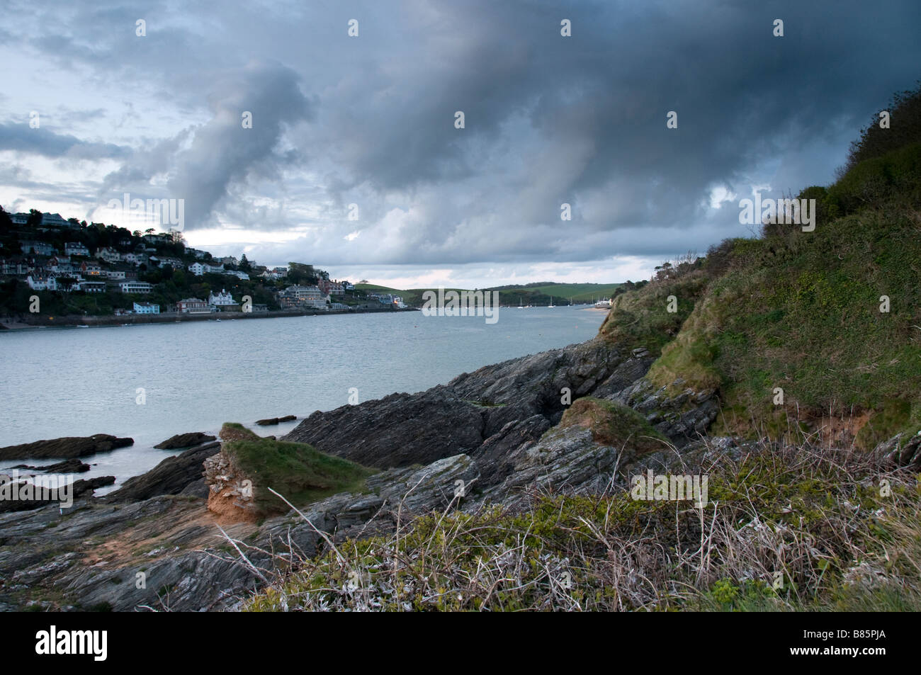 Mill Bay Strand mit Salcombe Ansichten Ost Porltlemouth Devon UK Stockfoto