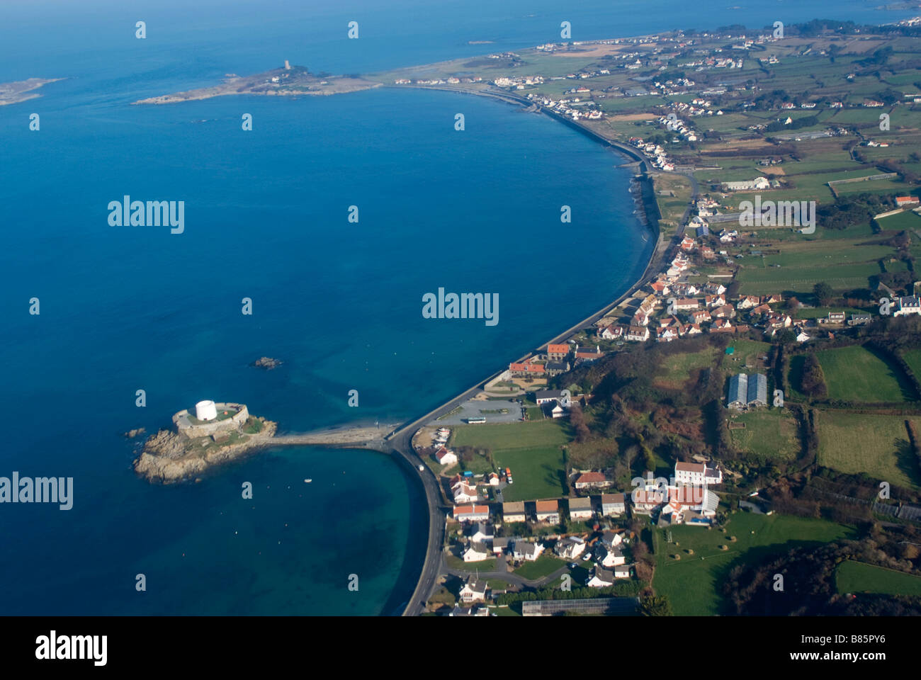 Luftaufnahme von Rocquaine Bay und L'Eree Bay mit Fort Grey, Guernsey Stockfoto