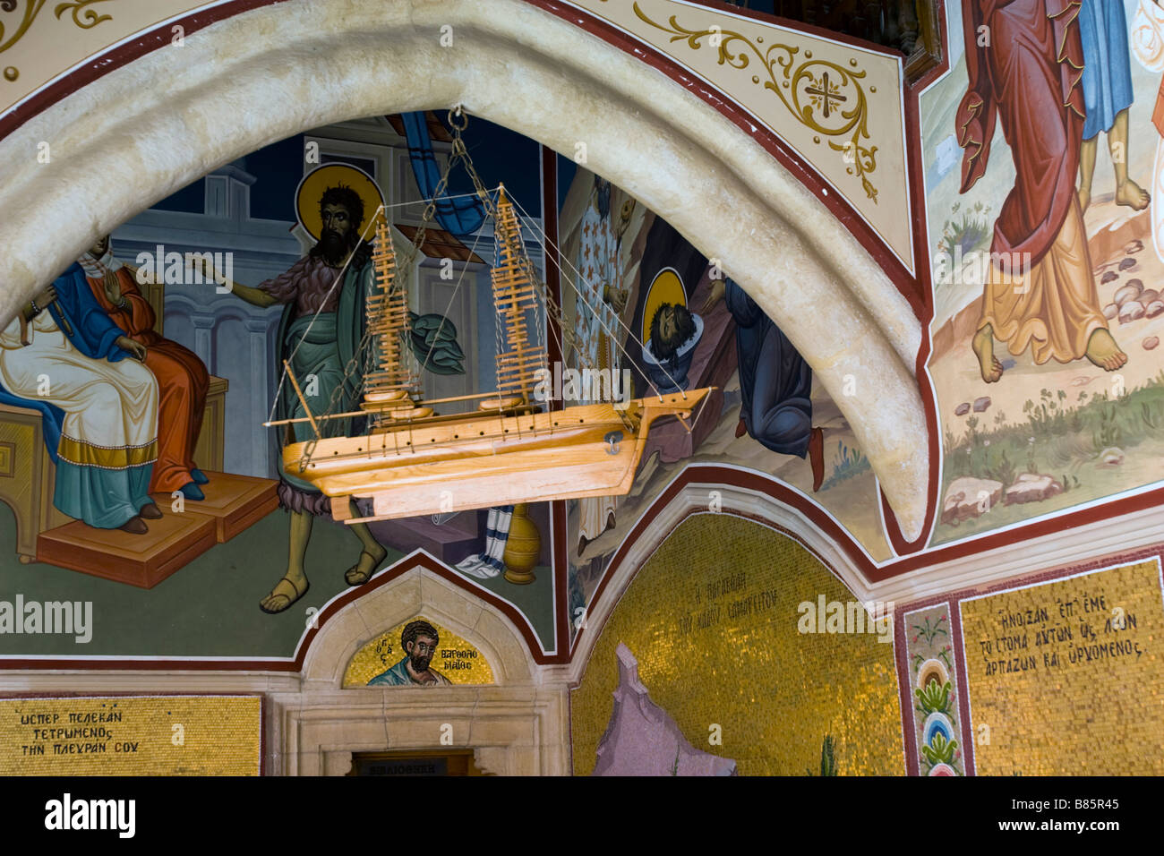 Torbogen Galerie Bibel Geschichten Deckenmalereien mit Schiffsmodell in orthodoxen Kykkos Kloster Troodos-Gebirge, Südzypern Stockfoto