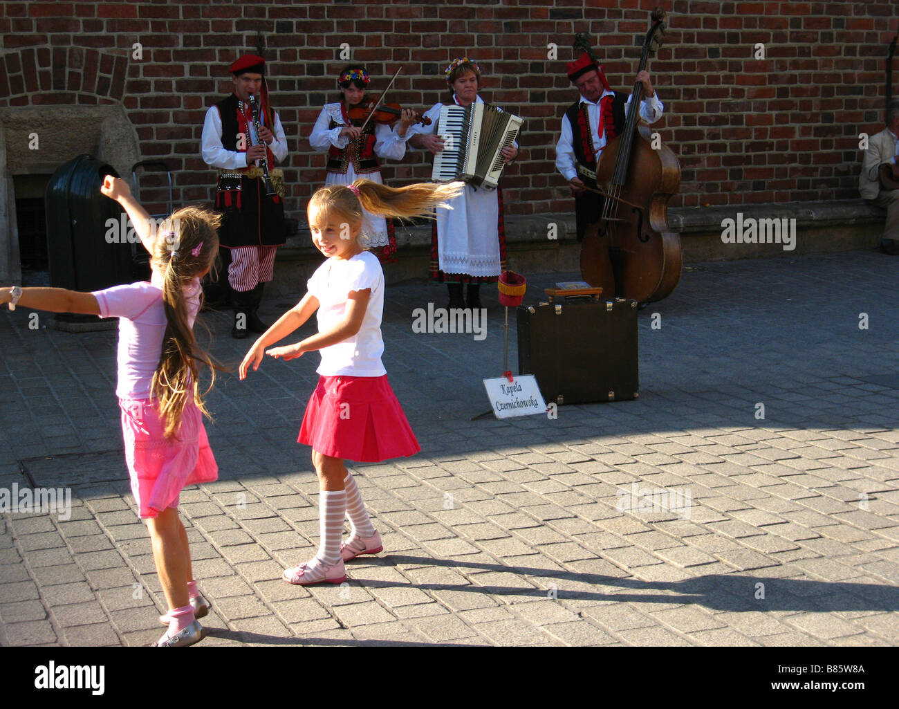 Folklore-Band spielen am Hauptmarkt in Krakau Polen Stockfoto