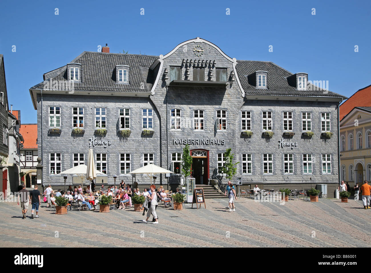 Goslar Marktplatz Marktplatz Kaemmerei Kaiserringhaus Glockenspiel