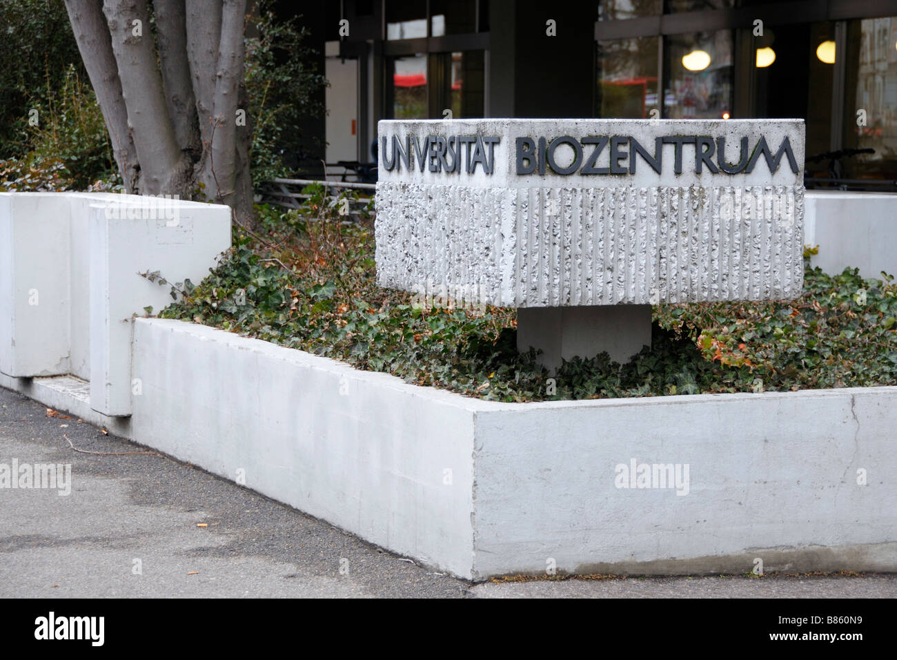 Das Schild am Eingang zum Bio-Zentrum der Universität Basel, Schweiz, Europa. Stockfoto