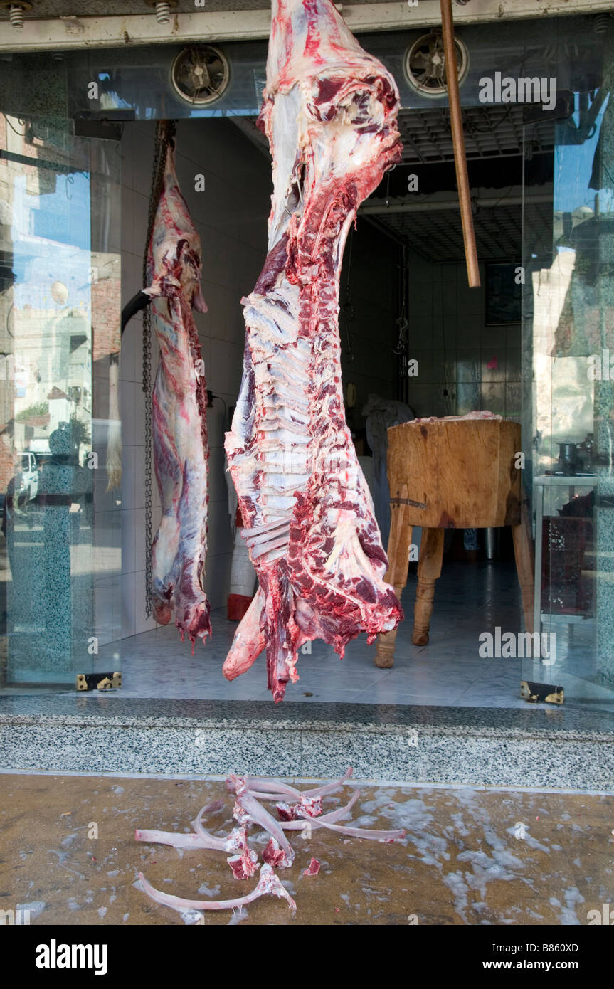 Metzger-Shop - Kuh-Karkasse auf der Straße hängen Stockfoto