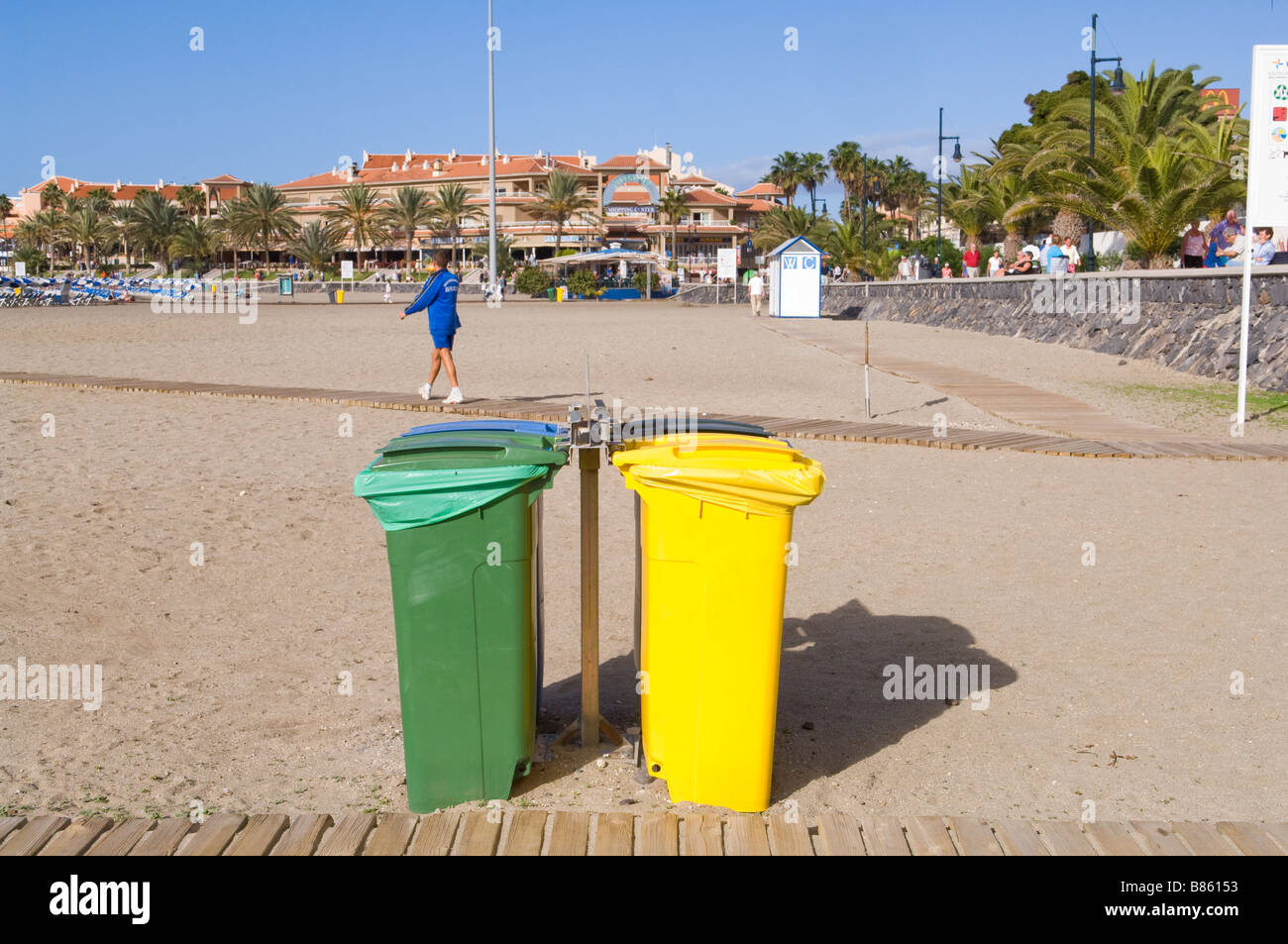 Recycling und Mülltonnen am Strand Las Vistas, Los Cristianos, Teneriffa. Stockfoto