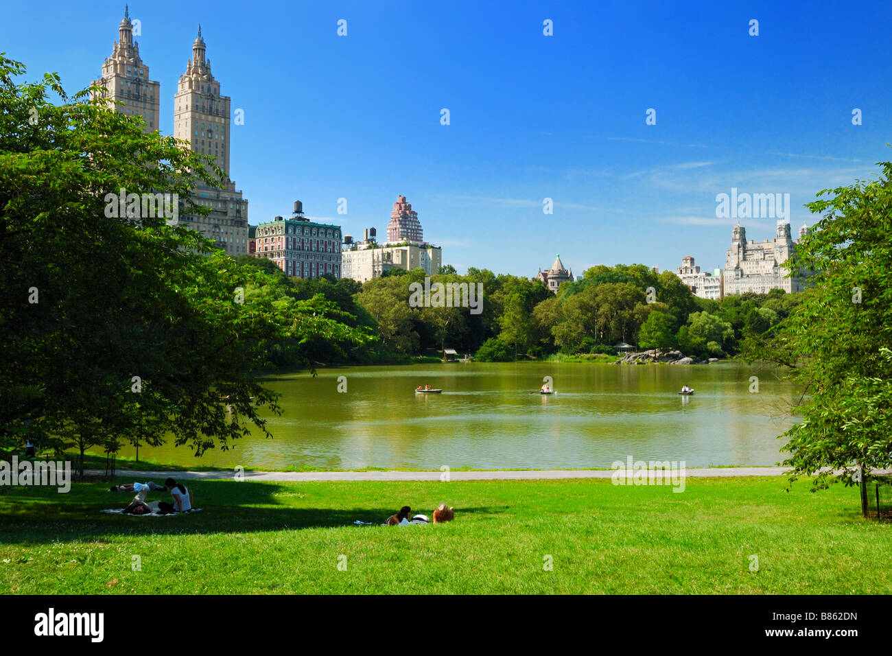 Die West Seite Gebäude mit The San Remo von Cherry Hill im Central Park, Manhattan, New York City, New York, USA gesehen. Stockfoto