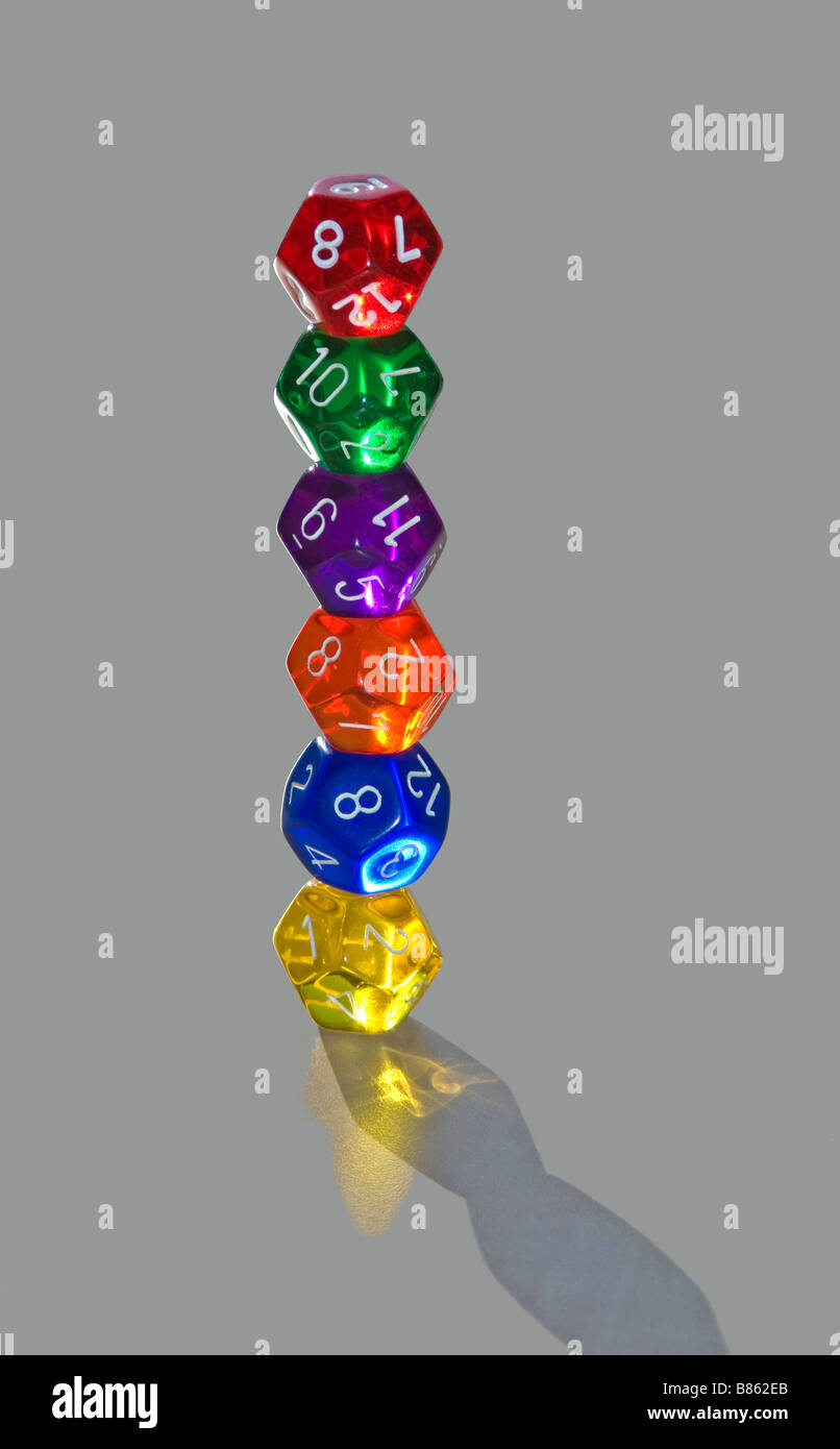 Stapel von sechs Multi farbige zwölf seitiger Würfel Stockfoto
