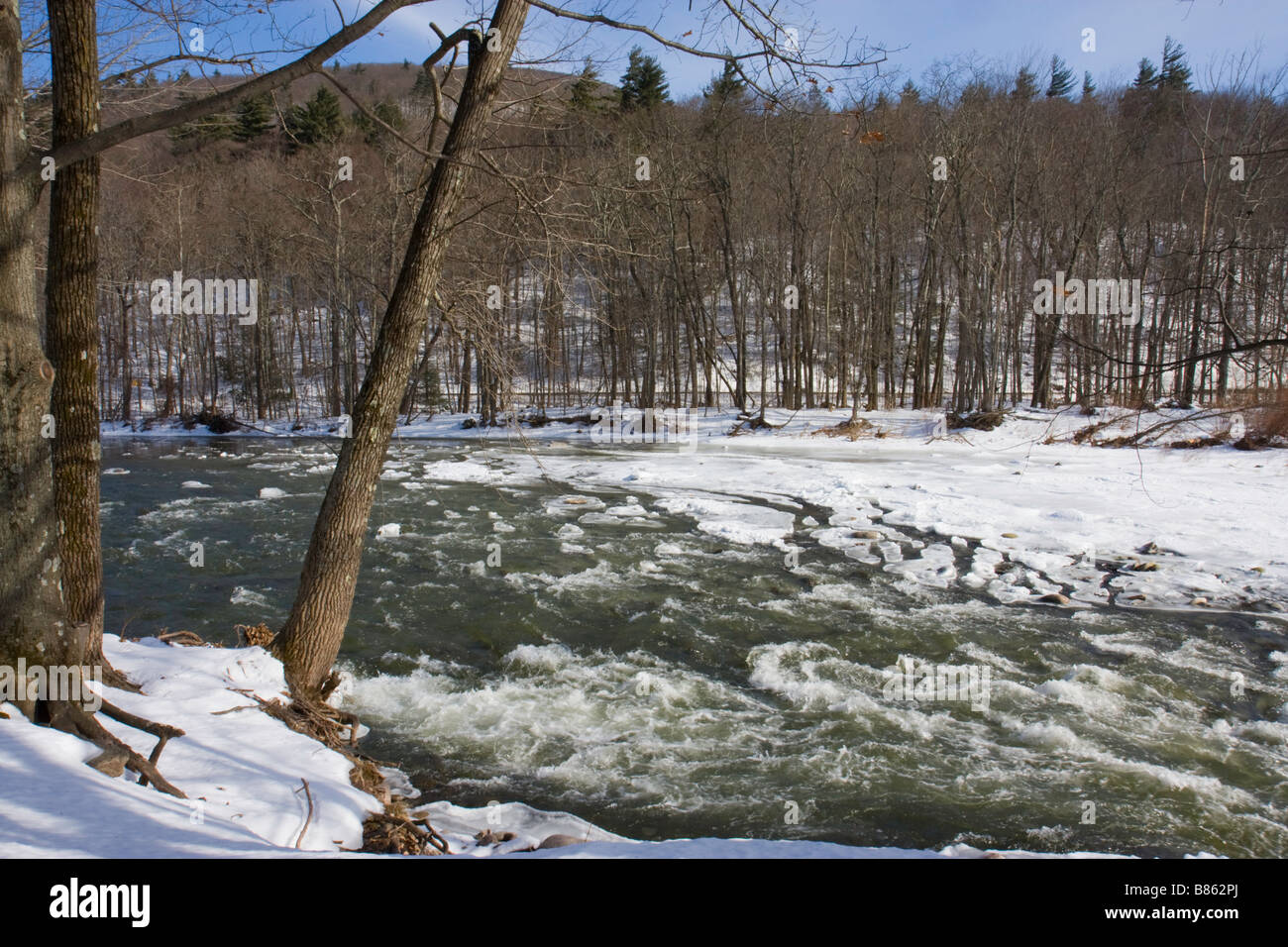 Schönes Bild eines Teils gefrorenen Fluss in der Region historische New York in den Catskill Mountains NY State USA Stockfoto
