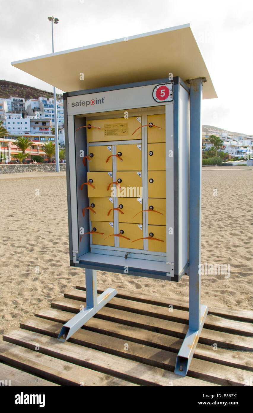 Am Strand für Strandbenutzer, ihre Wertsachen im Safe befindet sich am Strand in Los Cristianos Teneriffa. Stockfoto
