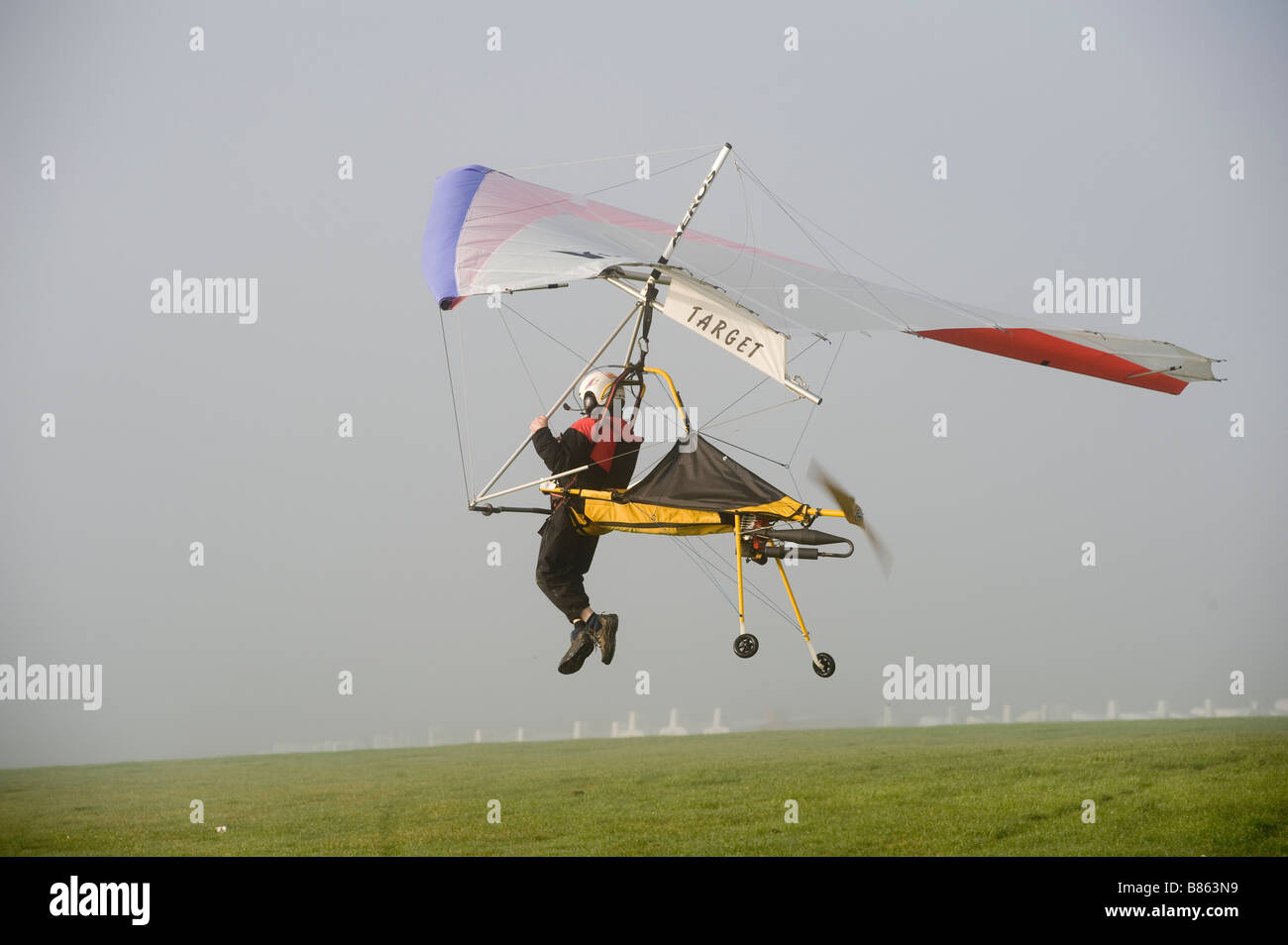 Pilot landet in einem Motor angetriebene hanglider Stockfoto