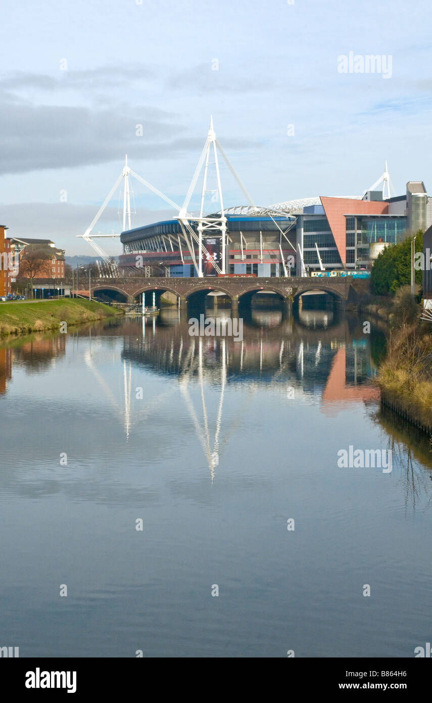 Wales Millennium Stadium aus dem Fluss Taff Cardiff Stockfoto