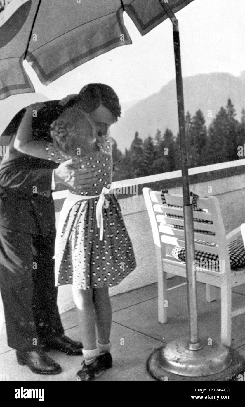 Hitler Gruß ein junges Mädchen in Obersalzberg, Bayern Stockfoto
