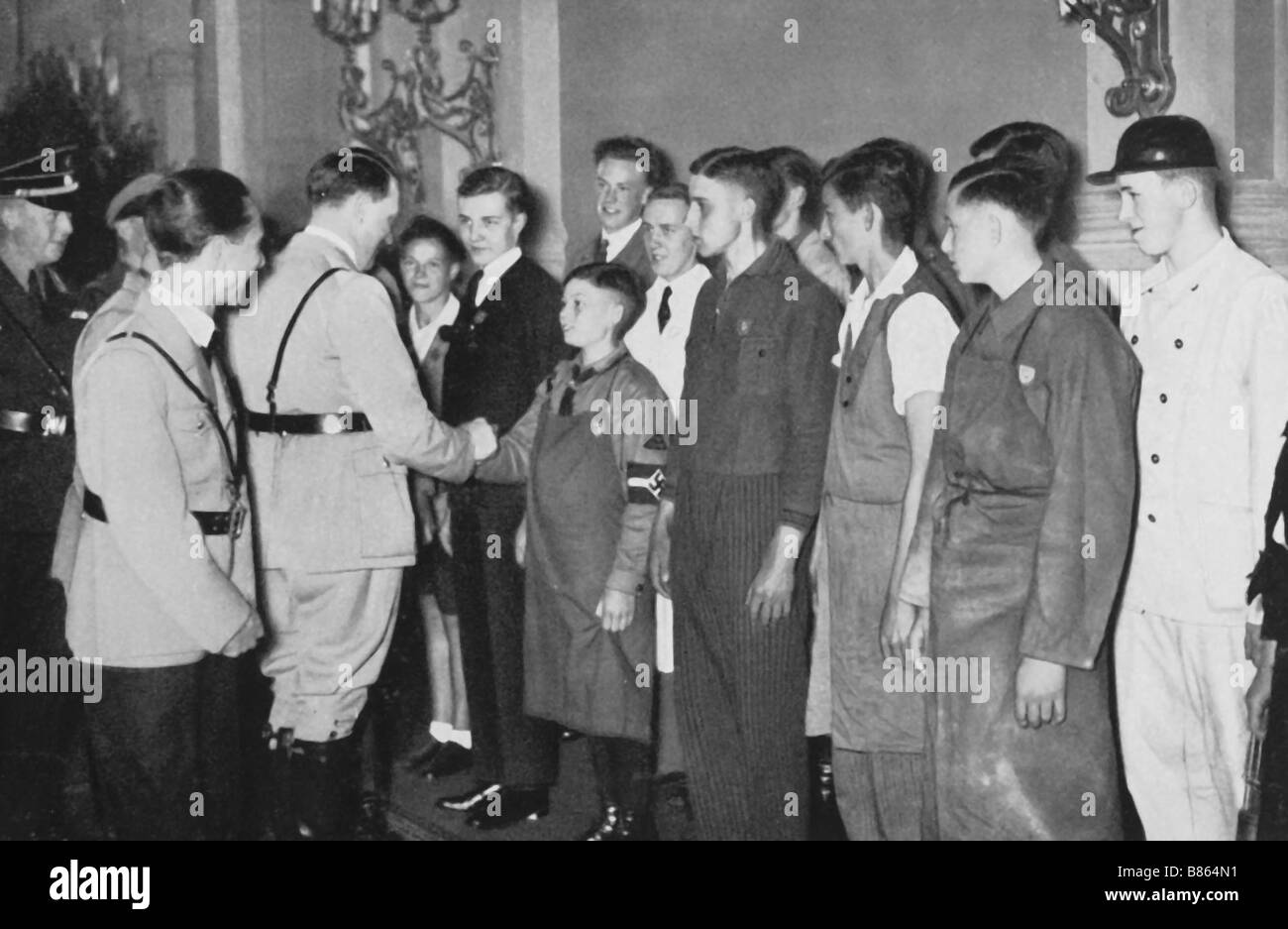 Hitler Gruß junge Arbeitnehmer in der Kanzlei (1934) Stockfoto