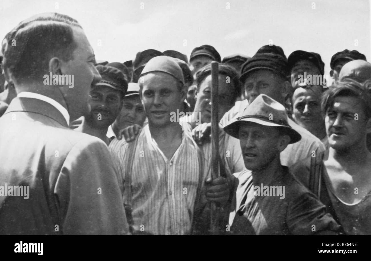 Hitler-Gruß an eine Gruppe von Arbeitern (1934) Stockfoto