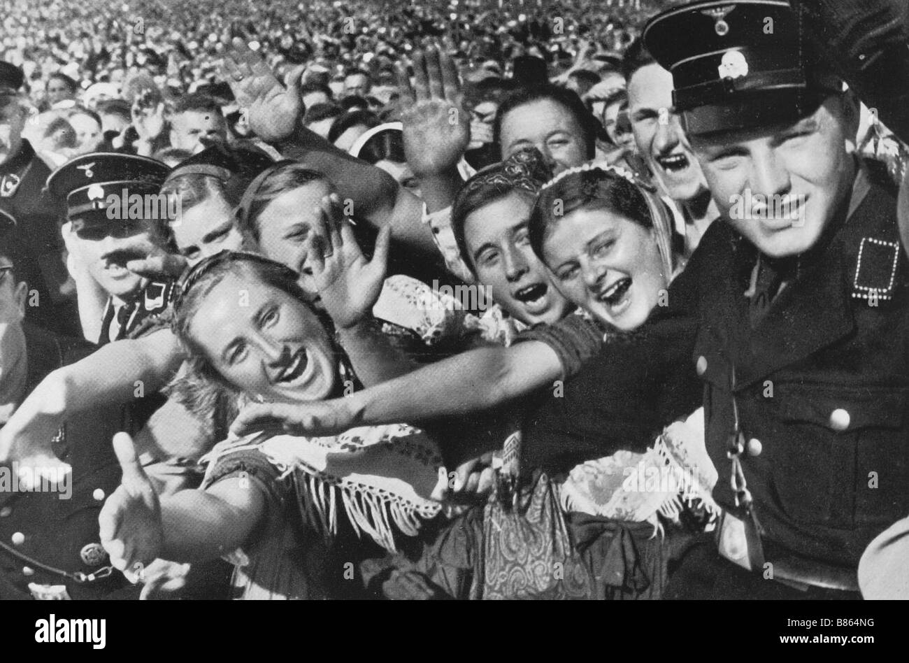 Die jubelnde Menge Gruß Hitler im Bückeberg (1935) Stockfoto
