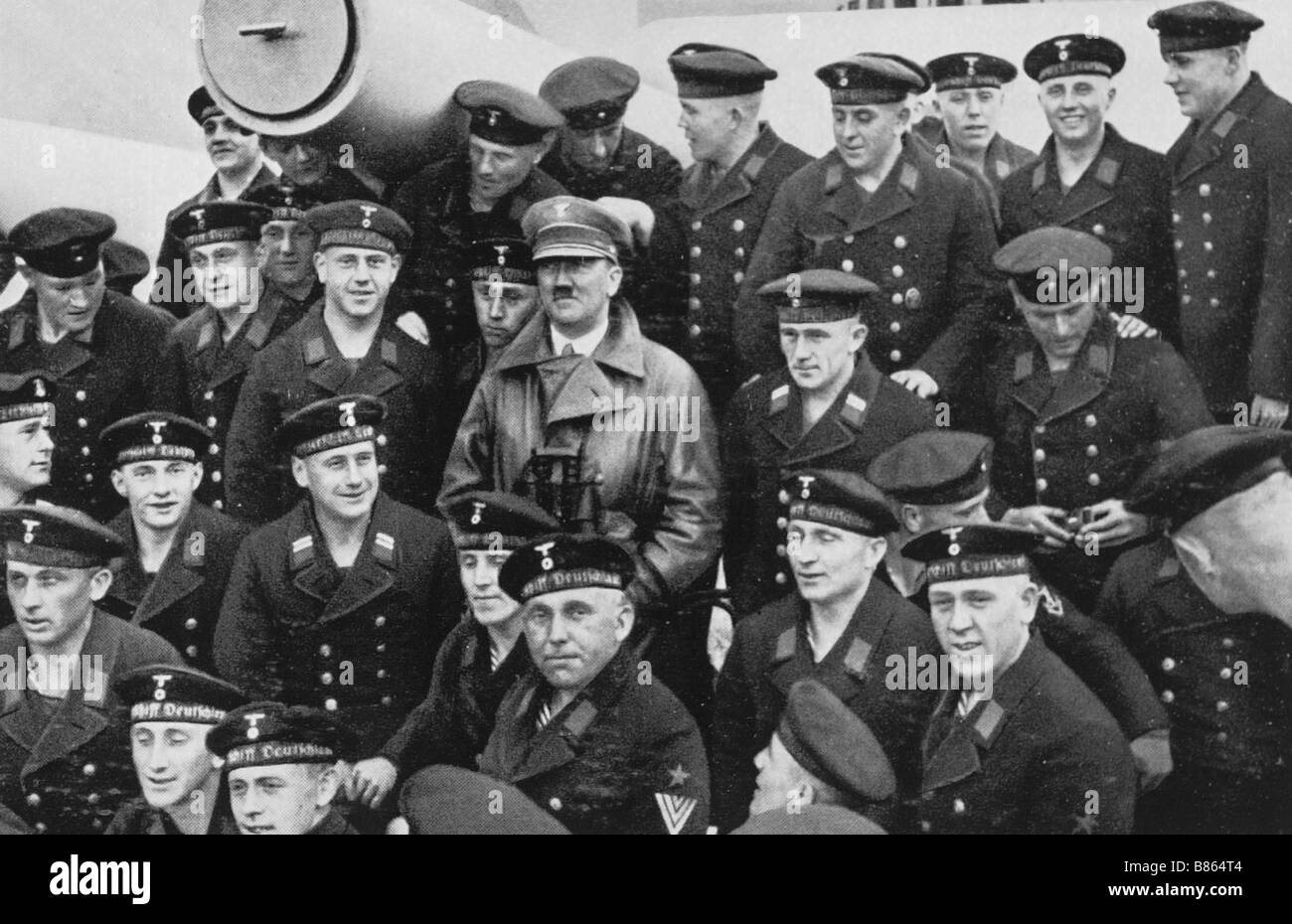 Hitler von einer Matroseneinheit umgeben, in Hamburg Stockfoto