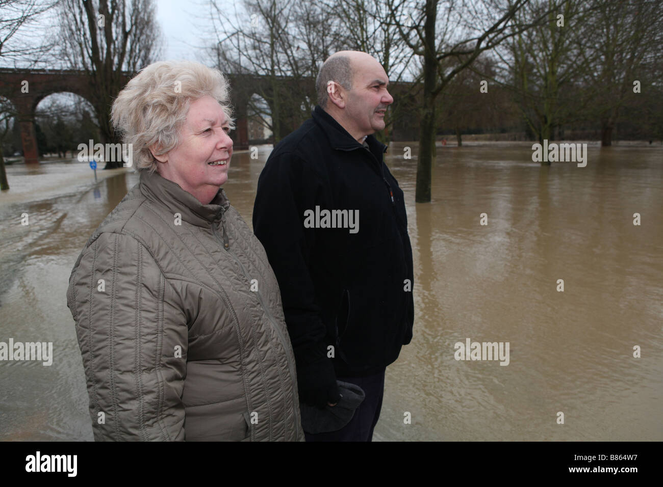 ein Porträt von ein paar Fußgänger, die nach dem Platzen der Fluss überfluteten Fluss Chelmer in Chelmsford passieren kann seine Stockfoto