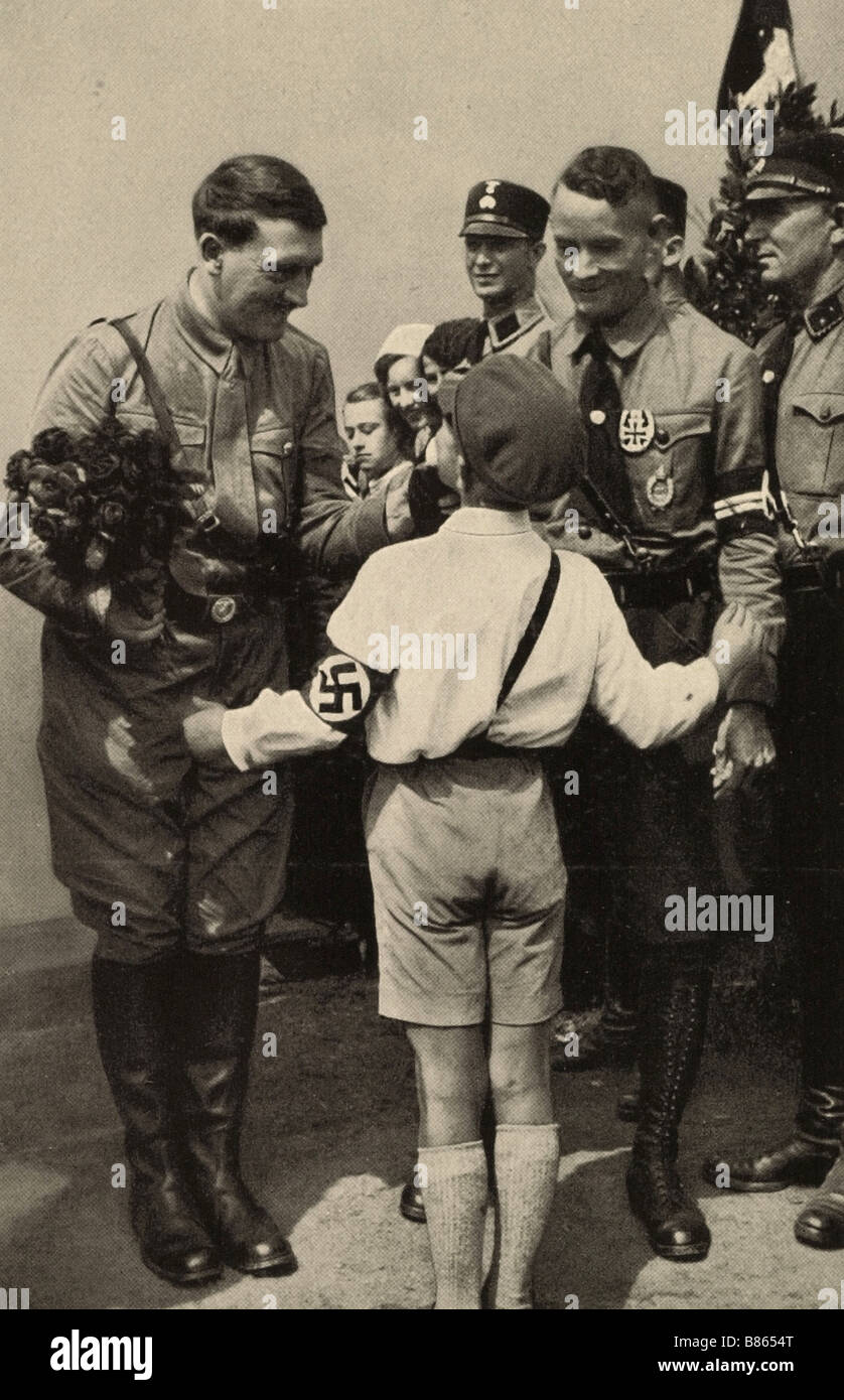 Hitler-Gruß von einem jungen Jungen während seiner Wahlkampagne Stockfoto