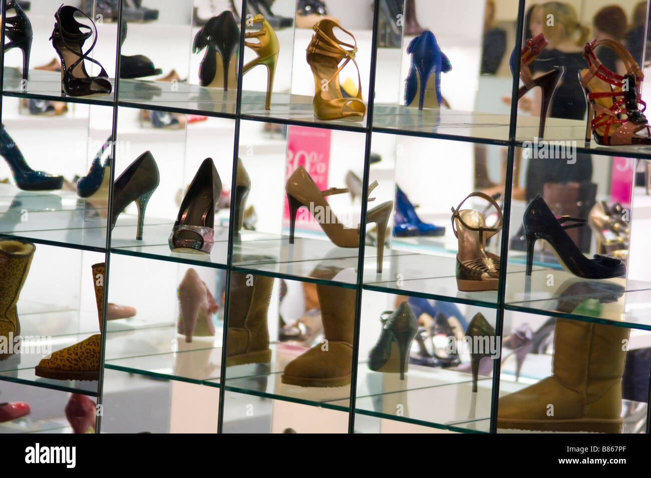 Schuhe im Schaufenster Stockfoto