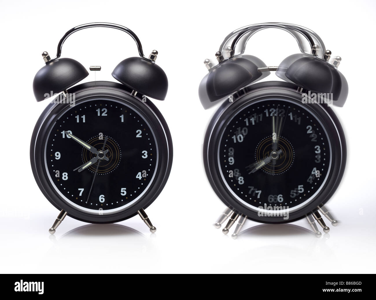 Zwei Alarm Uhren noch eins klingelt auf weiß Stockfoto