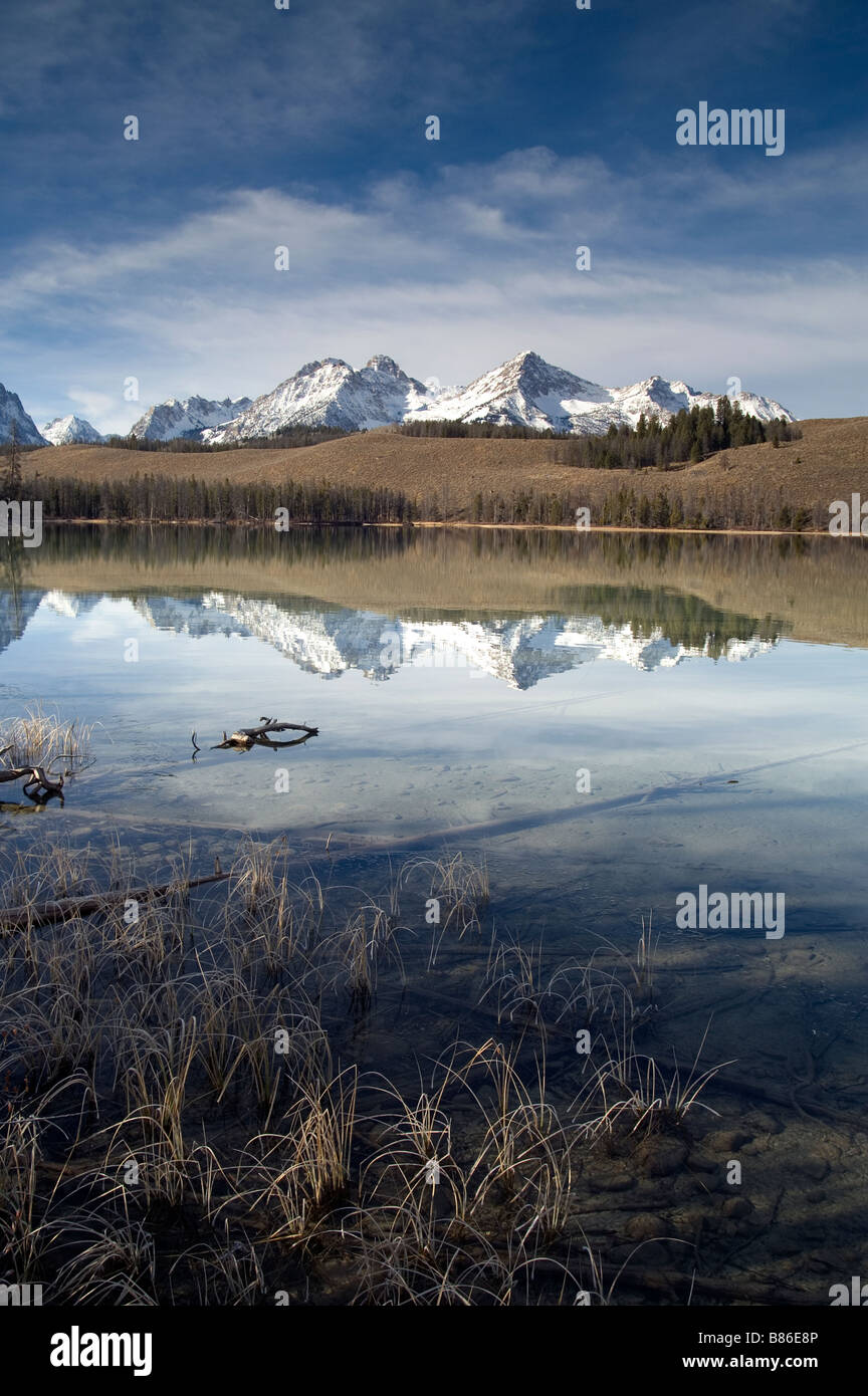 Rotbarsch-See und dem Sägezahn Gebirgszug in der Nähe von Sun Valley Idaho Stockfoto
