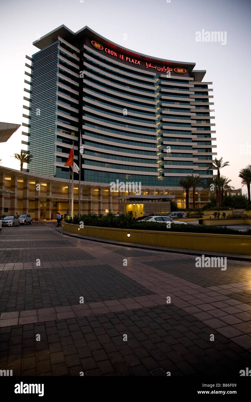 Crowne Plaza Hotel Exterior Dämmerung Dubai Stockfoto