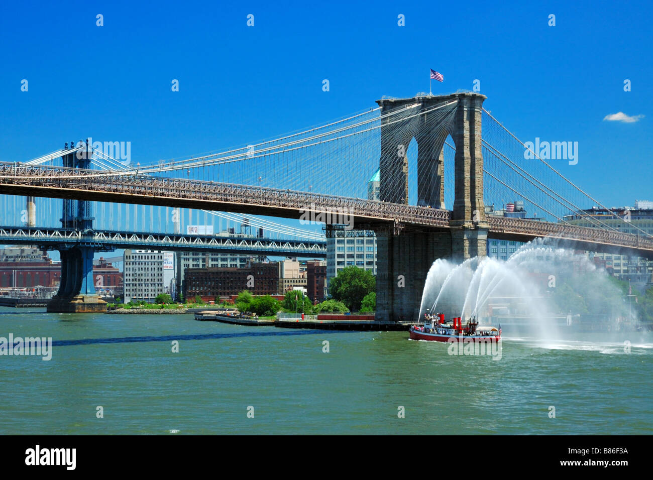 Ein Feuer Boot unter der Ostseite des Brooklyn Braut in New York City, New York, USA. Stockfoto