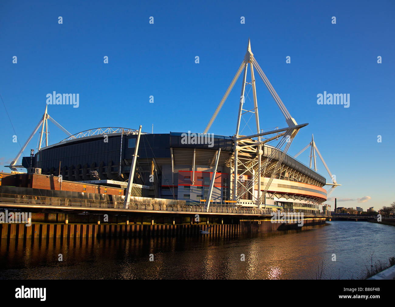 Millennium Stadium und Fluss Taff Cardiff Wales UK Stockfoto