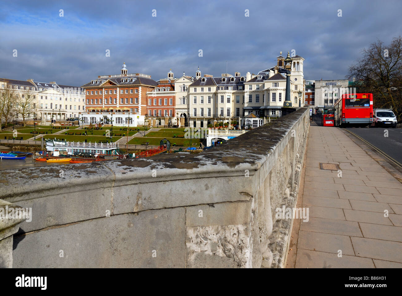 Richmond Bridge mit zwei roten Londoner Busse unterwegs Stockfoto