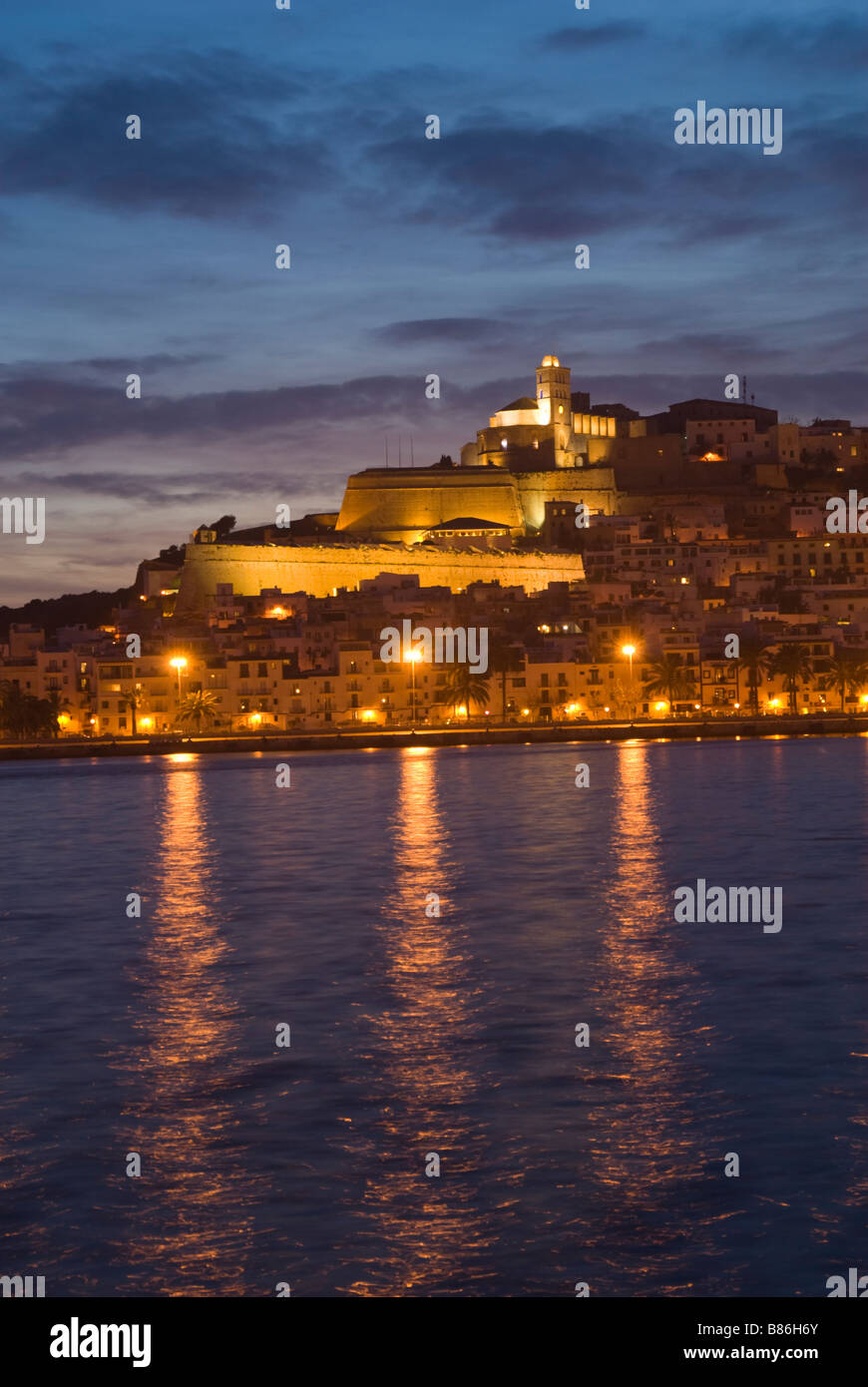 Ibiza-Hafen und Altstadt (Dalt Vila) in der Abenddämmerung Stockfoto