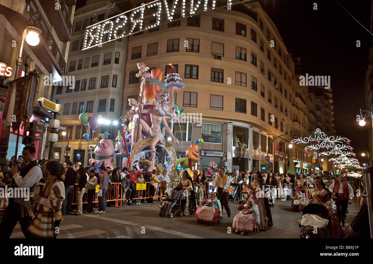 Nachtschwärmer in traditioneller Kleidung während Festival Las Fallas in Valencia, Spanien Stockfoto