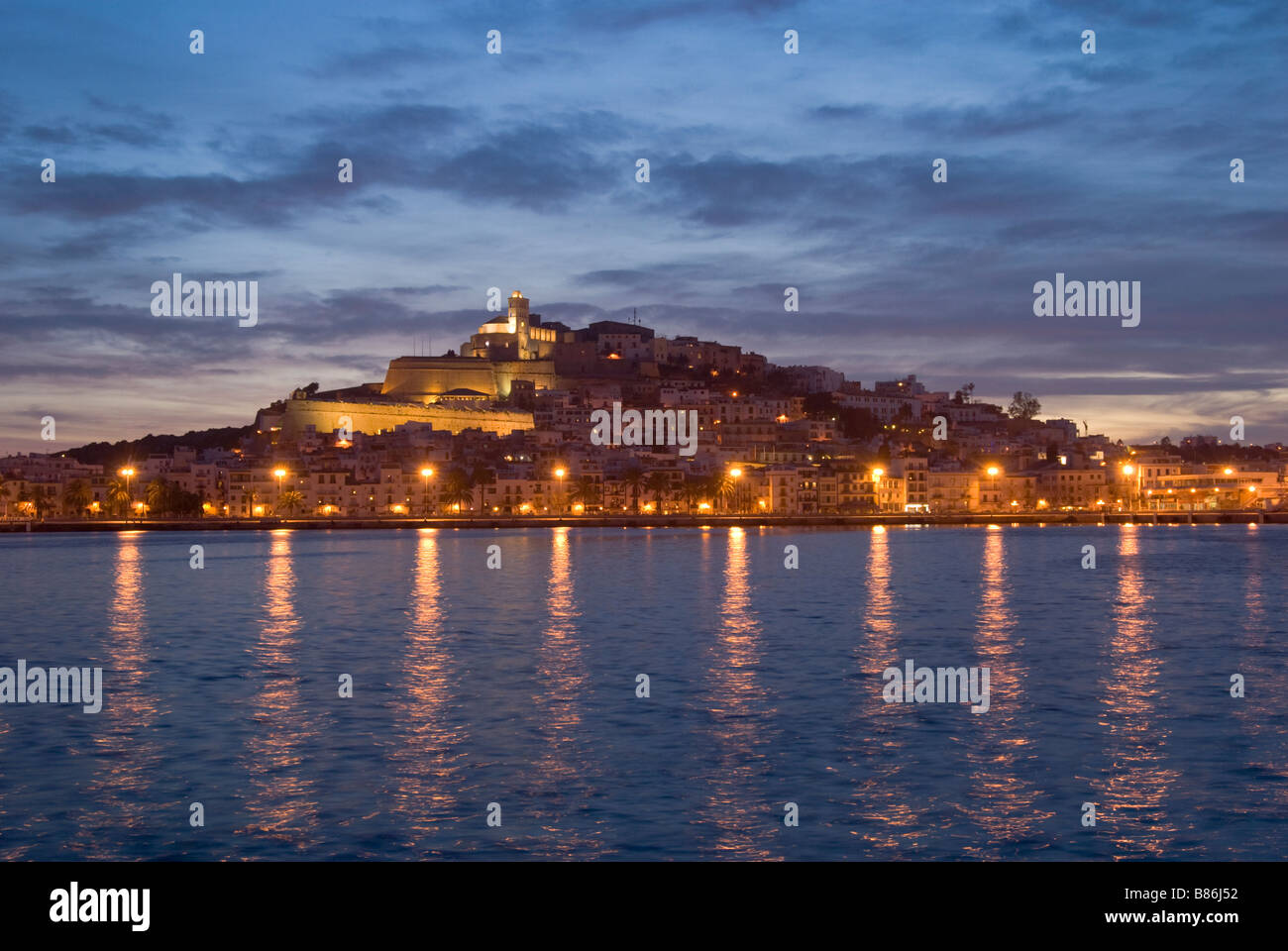 Ibiza-Hafen und Altstadt (Dalt Vila) in der Abenddämmerung Stockfoto