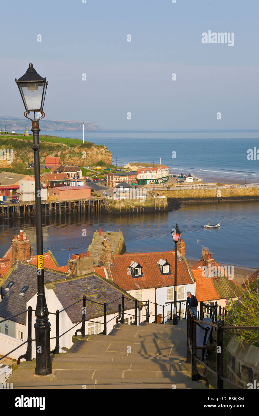 Stufen führen hinunter zum Hafen, Whitby, "North Yorkshire", England Stockfoto