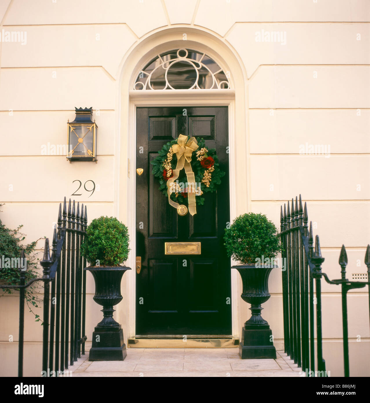 Ein Weihnachtskranz an der Eingangstür eines Hauses in Belgravia London England UK KATHY DEWITT hängen Stockfoto