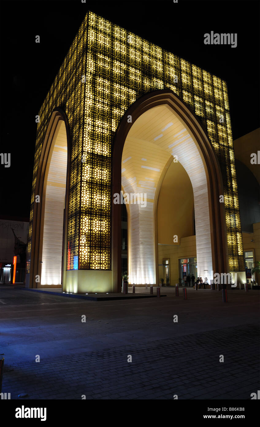 Eingang zur Dubai Mall, die nachts beleuchtet Stockfoto