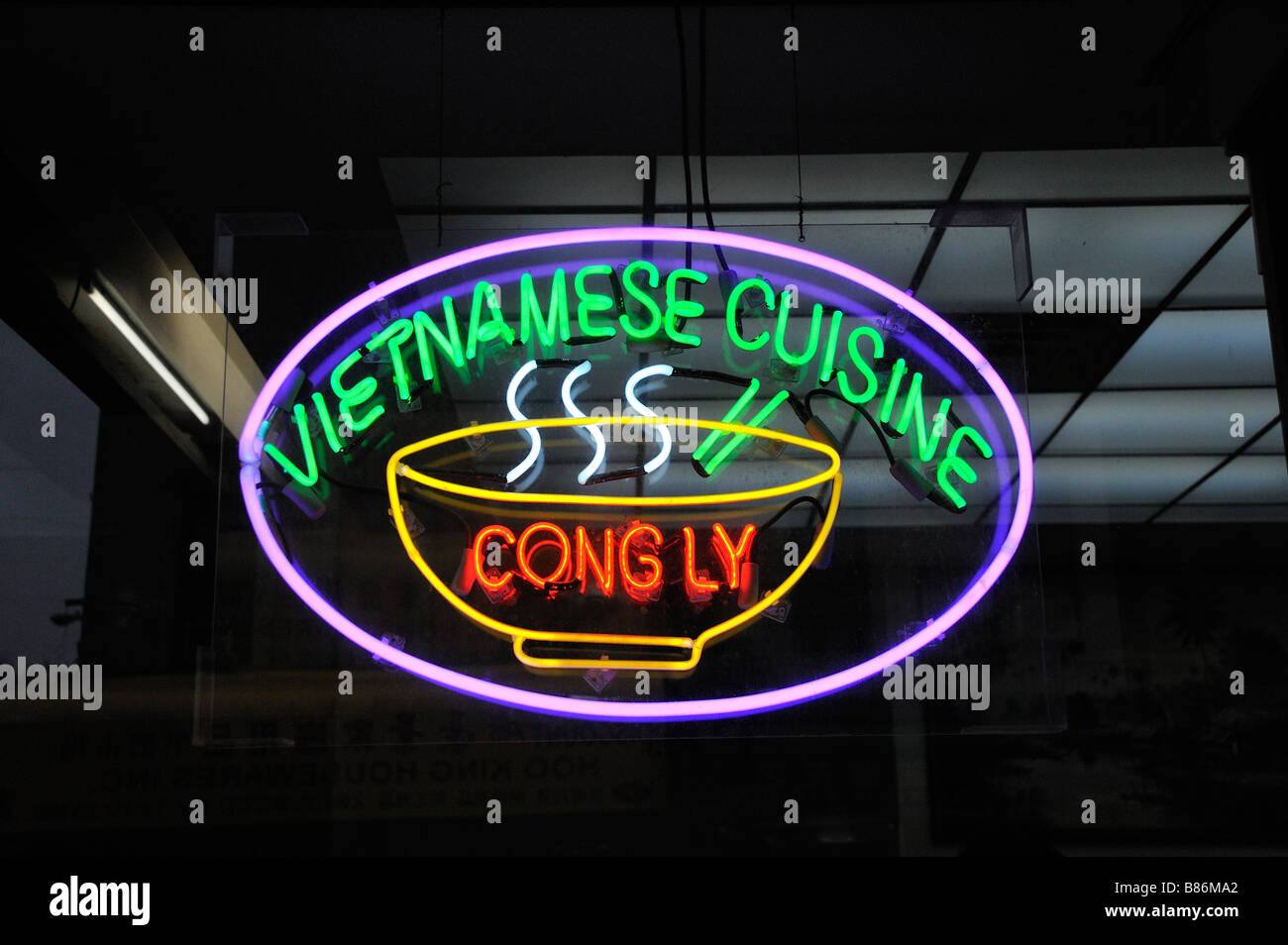 Neon Zeichen im Fenster ein vietnamesisches Restaurant in Chinatown in New York City. Stockfoto