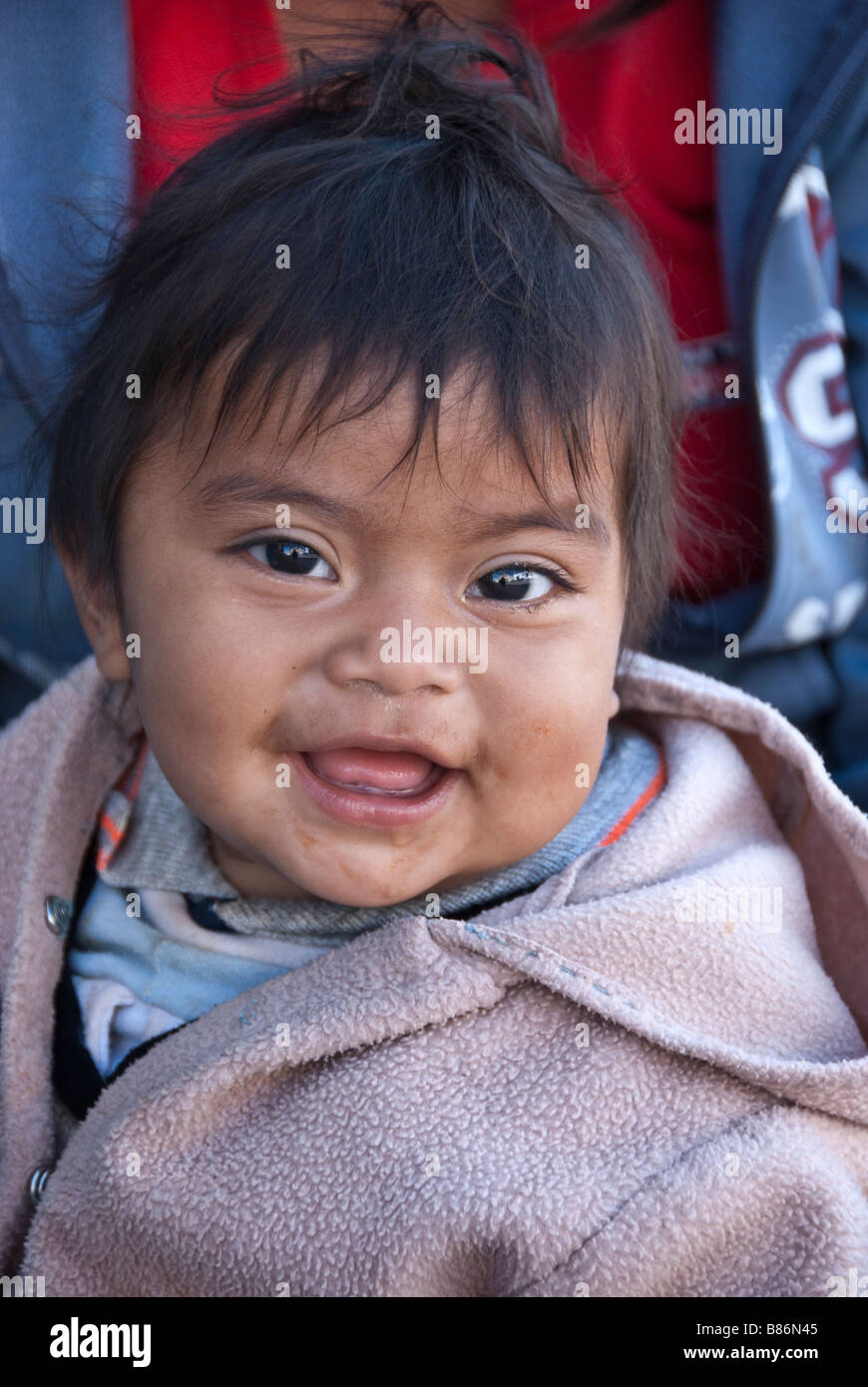 Porträt von einem strahlenden Augen, gut umsorgt, lachenden indigenen Oaxaca Baby Inderin mit strubbeligem Haar Stockfoto