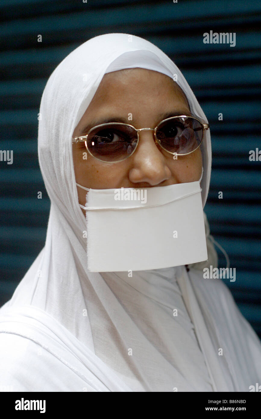 Jain Nonne mit einer Maske vor den Mund, die ihr von unfreiwillig verhindern schlucken alle lebenden Organismen in Neu-Delhi in Indien Stockfoto