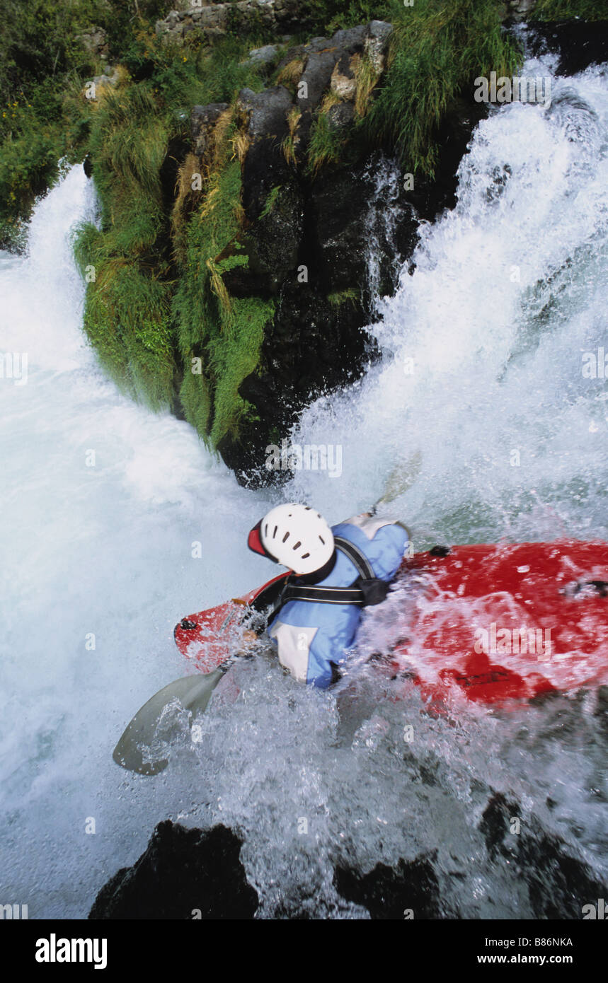 Jeff Blick fällt Steelhead fällt auf dem Deschutes River in seinem Kajak Stockfoto