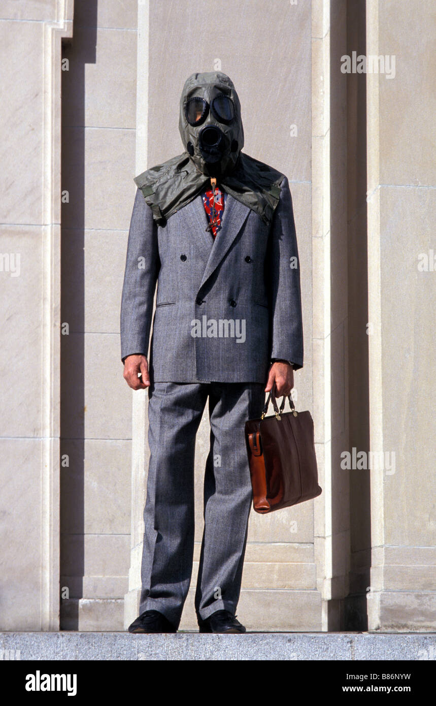 Geschäftsmann in Gasmaske, USA 1994 Stockfoto