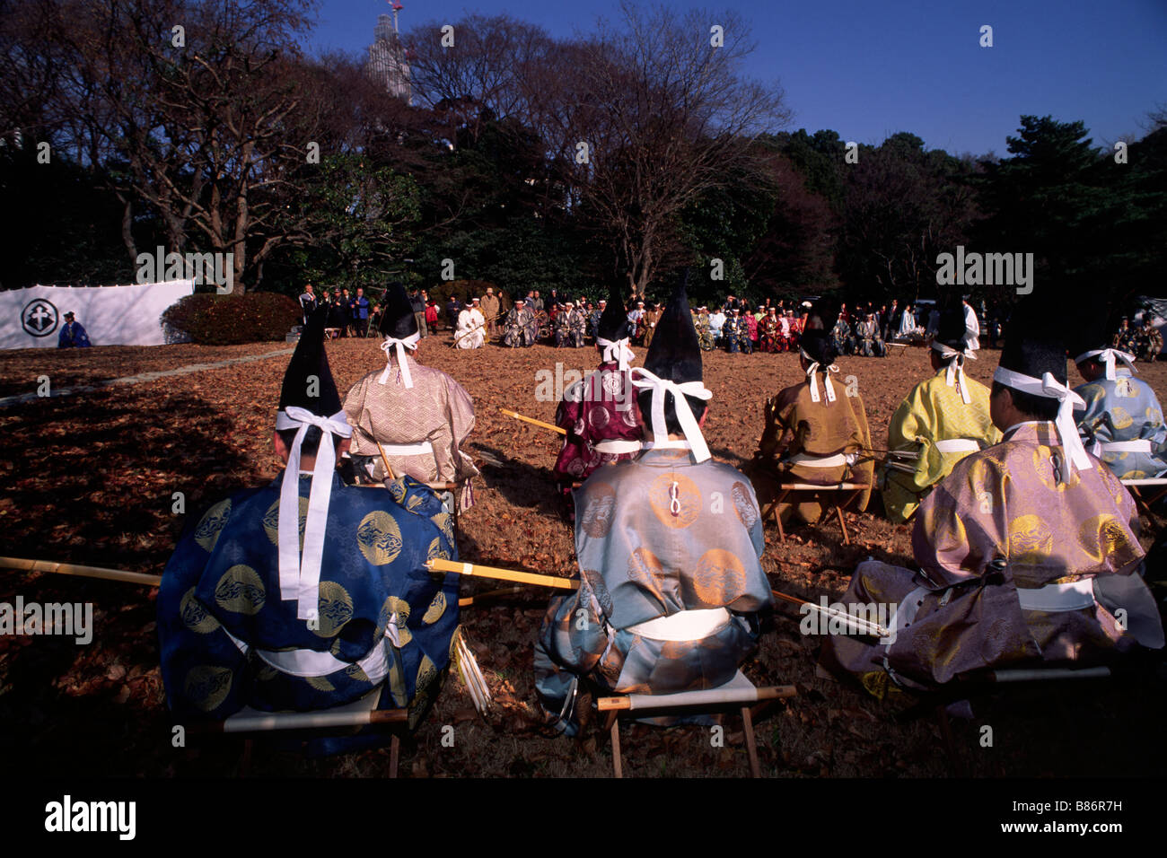 Japan, Tokio, Meiji-Jingu-Schrein, Seijin-no-hi, Erwachsenentag, Bogenschützen in traditionellen Edo-Kostümen Stockfoto