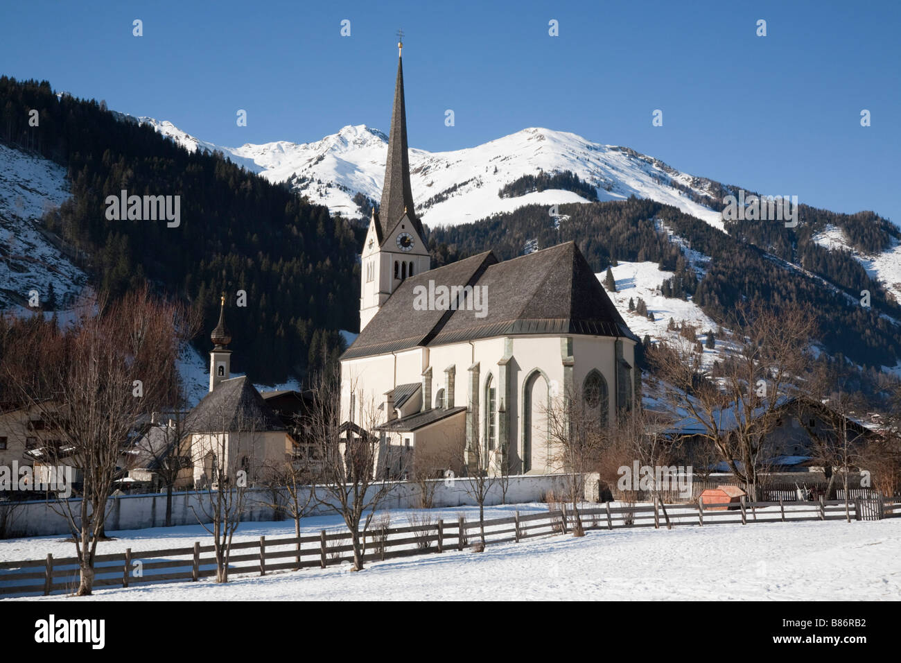 Rauris Österreich Europa Alpine Dorf und Pfarrei Kirche in Österreichische Alpen mit Schnee im Rauriser Sonnen Tal im winter Stockfoto