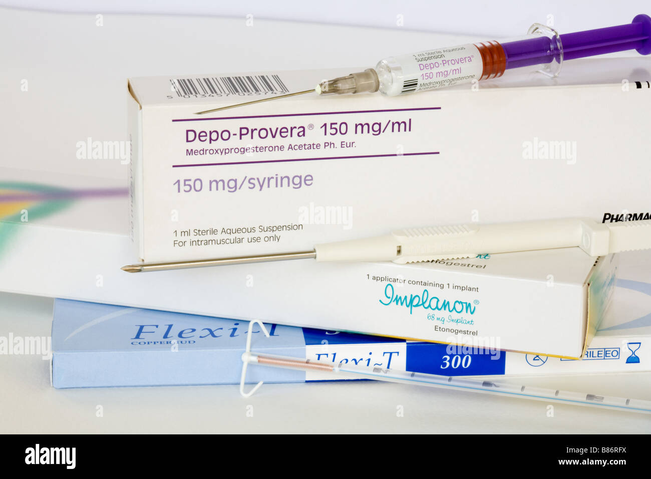 Depo-Provera Injektion, eine kupferne intrauterine Vorrichtung und ein Implanon Implantat alle verwendet für weibliche Langzeitverhütung Stockfoto