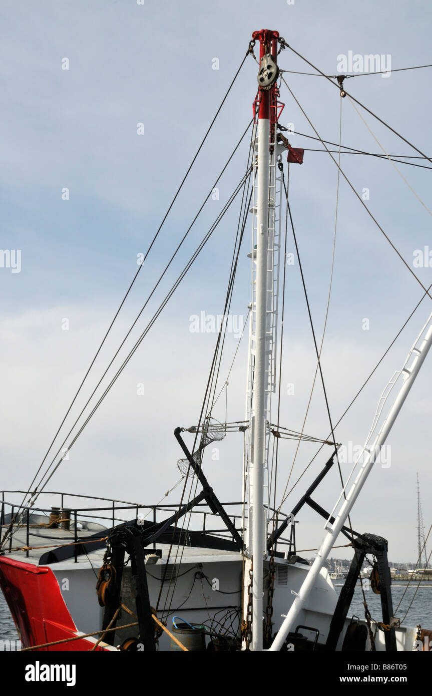 Stimmungsvolle Bild vorwärts Mast auf Fischerboot mit Flaschenzug und Boom zum Angeln oder Verrechnung Stockfoto