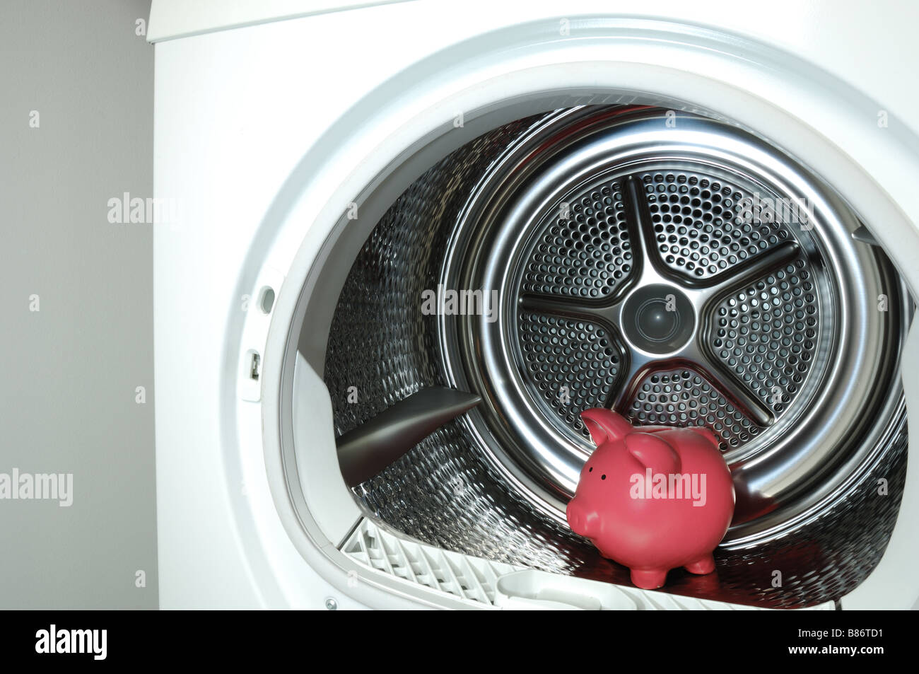 Ein rosa Sparschwein im Inneren einer Waschmaschine Wäschetrockner  Stockfotografie - Alamy