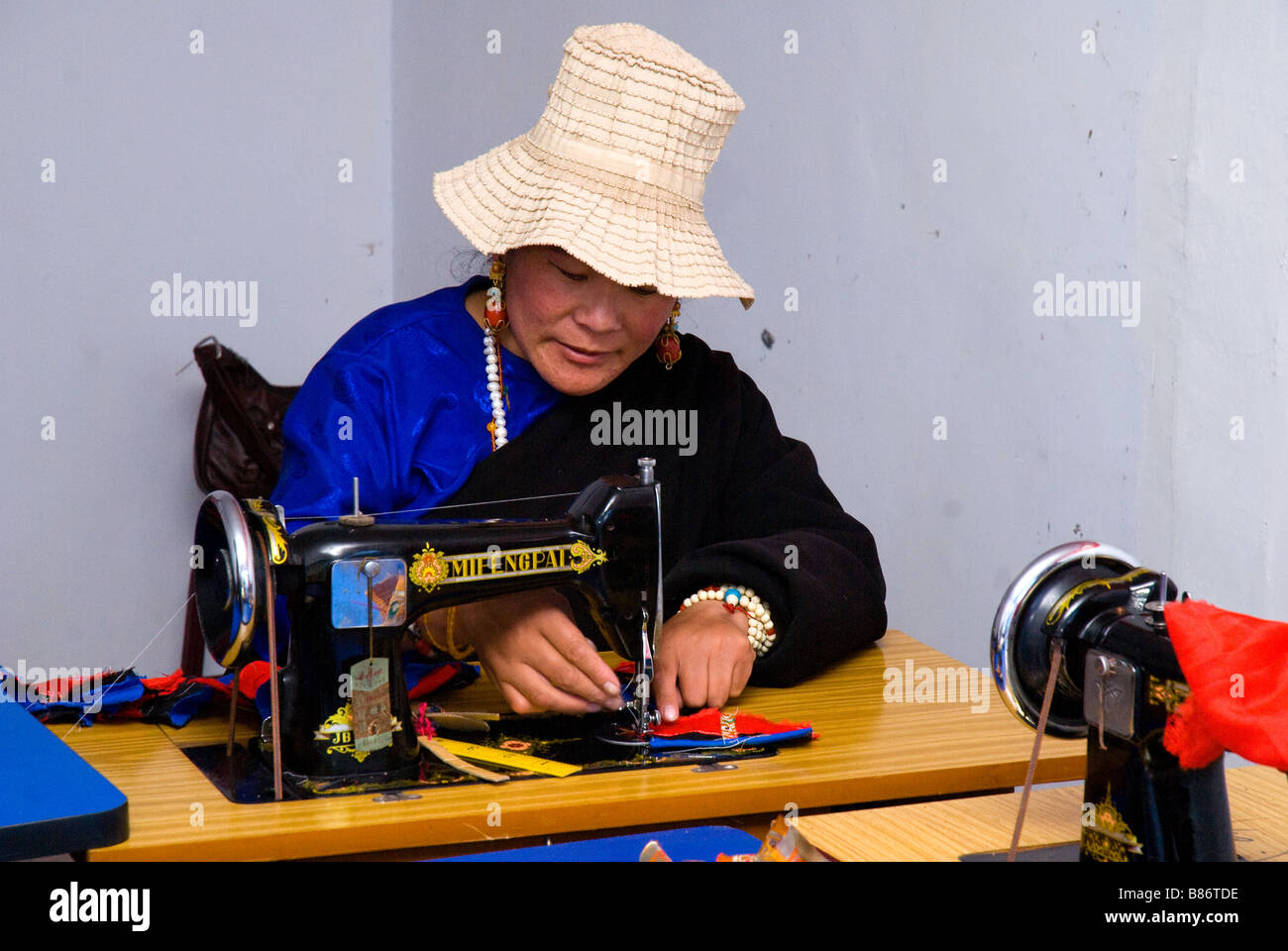 Tibetische Frau unter Nähkurse. Stockfoto