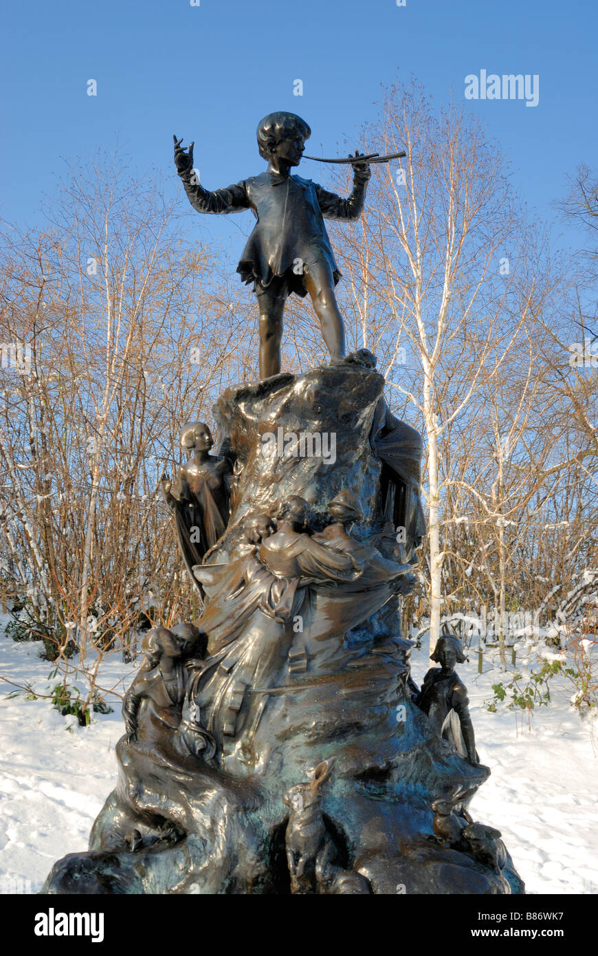 Peter Pan Statue, Kensington Gardens, London unter Schnee Stockfoto