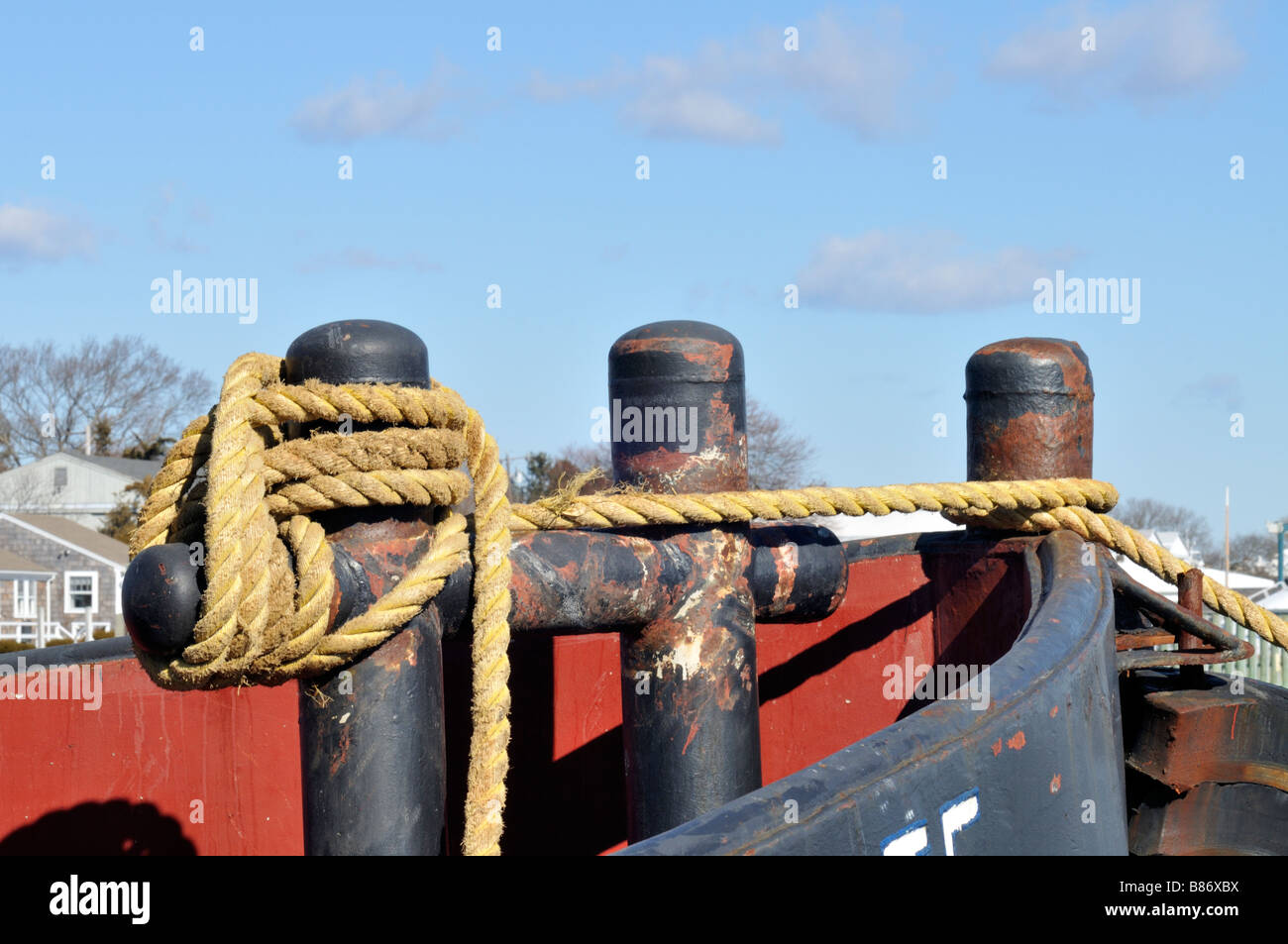 Alten Seil Linien abgebunden oder Sicherung der H-Bitt auf Bogen von einem Schlepper zum pier Stockfoto