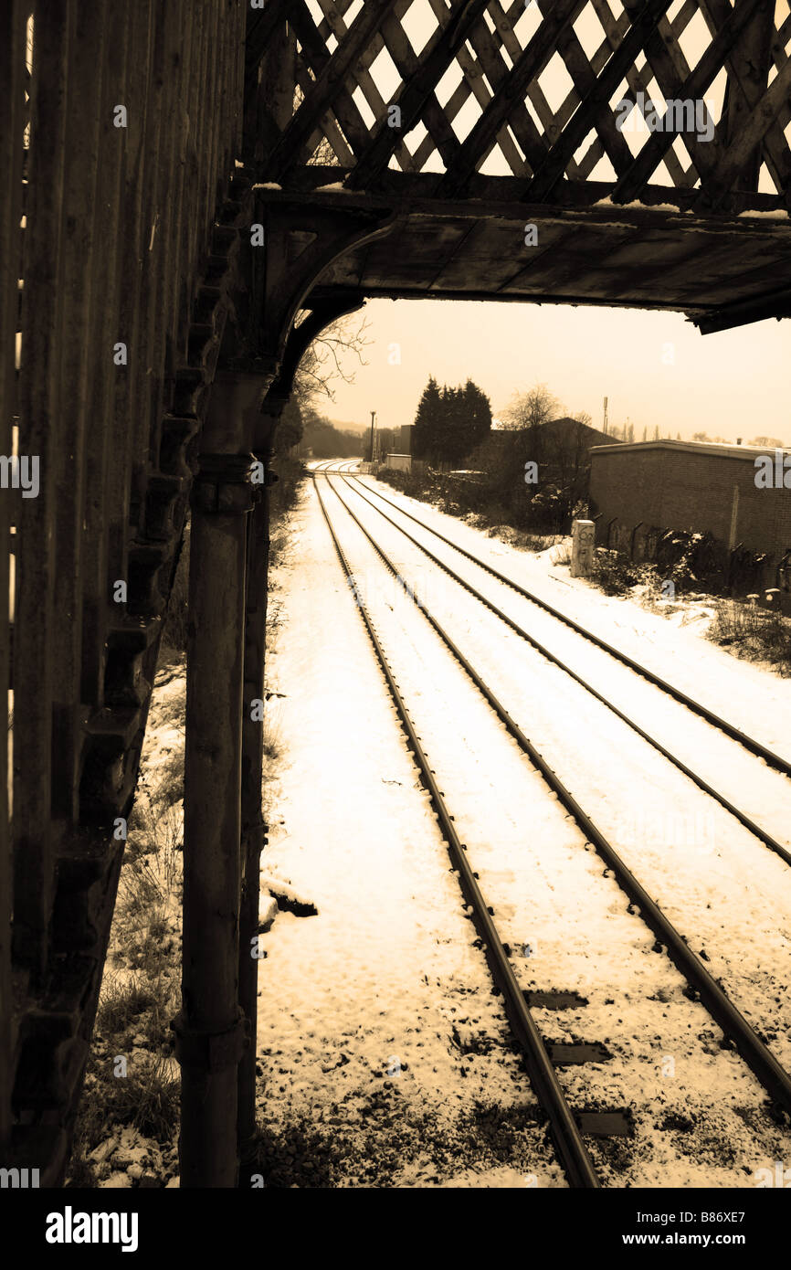 Eine Eisenbahnbrücke Zug Linie im Schnee Stockfoto