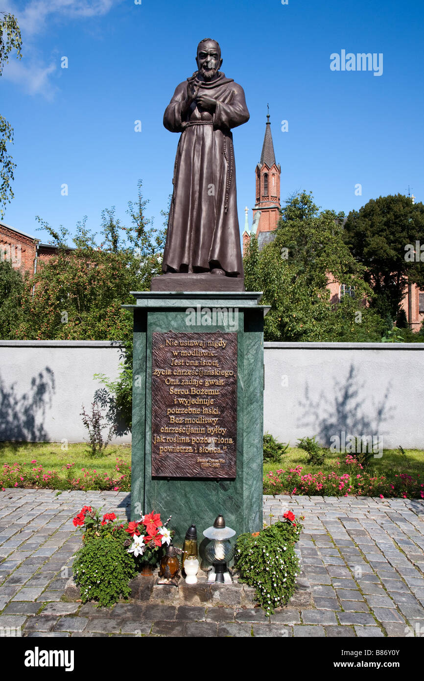 Statue von Pio von Pietrelcina aka Pater Pio mit der römisch-katholischen Kirche von St. Otto hinter Slupsk, Polen Stockfoto